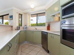 2 'Peninsula Waters' - three bedroom unit with spacious private courtyard & WIFI, Soldiers Point